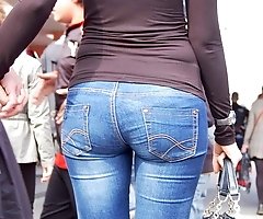 Sexy girls in jeans shake dance show